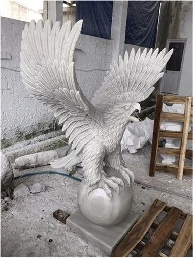 Садовые статуи каменного орла
